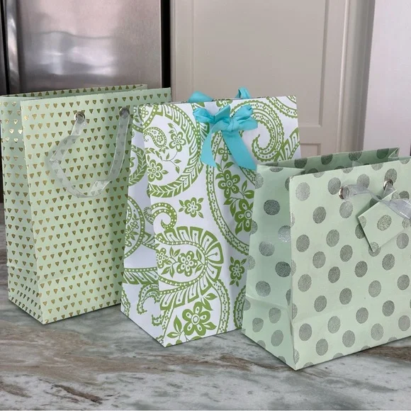 Set of 8 Colorful Gift Bags - Birthday / Celebration /Spring Summer /Polka Dots - Picture 3 of 16